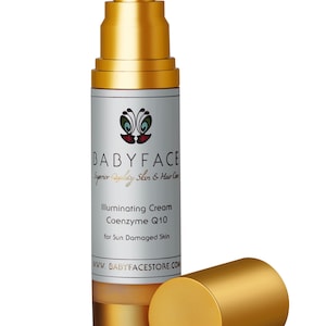 Könnte beinhalten: Eine goldene Flasche mit einer Pumpspender, die Illuminating Cream Coenzyme Q10 für sonnengebräunte Haut von BABYFACE enthält. Die Flasche hat einen goldenen Verschluss und ein weißes Etikett mit dem Markennamen und Produktinformationen. Die Flasche steht auf einer weißen Oberfläche.