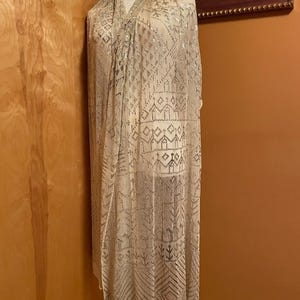 Phenomenal HEAVY Vintage Egyptian ASSUIT Wedding Shawl 1930's White BRIGHT silver Art Deco Egyptian Revival Stage ready. immagine 9