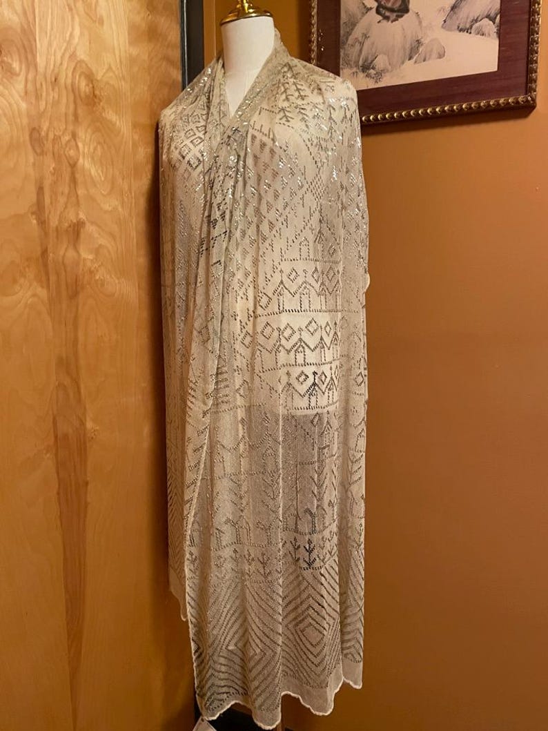 Phenomenal HEAVY Vintage Egyptian ASSUIT Wedding Shawl 1930's White BRIGHT silver Art Deco Egyptian Revival Stage ready. immagine 9