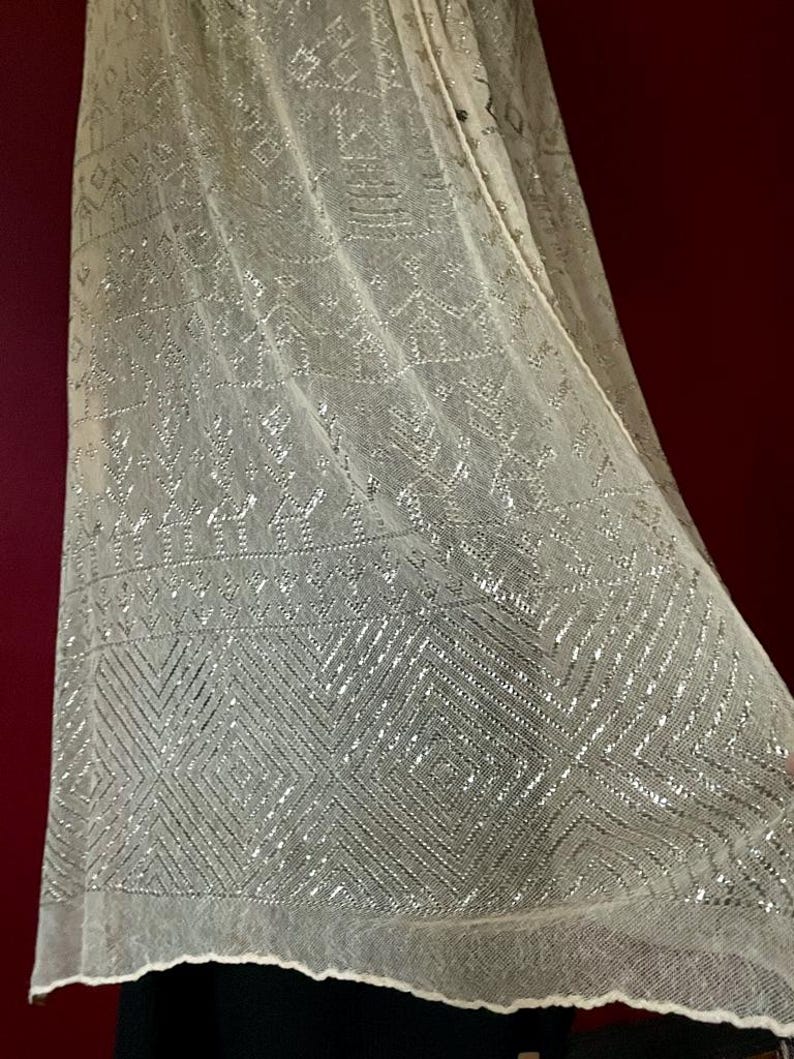 Phenomenal HEAVY Vintage Egyptian ASSUIT Wedding Shawl 1930's White BRIGHT silver Art Deco Egyptian Revival Stage ready. immagine 12
