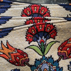 Puede incluir: Una pila de cuatro bolsas de tela coloridas con un dise&ntilde;o floral. Las bolsas tienen cierre de cremallera y est&aacute;n hechas de una tela tejida con fondo blanco y flores rojas, azules, verdes y amarillas.