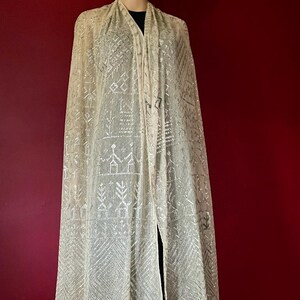 Phenomenal HEAVY Vintage Egyptian ASSUIT Wedding Shawl 1930's White BRIGHT silver Art Deco Egyptian Revival Stage ready. immagine 11