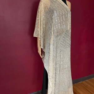 Phenomenal HEAVY Vintage Egyptian ASSUIT Wedding Shawl 1930's White BRIGHT silver Art Deco Egyptian Revival Stage ready. immagine 14