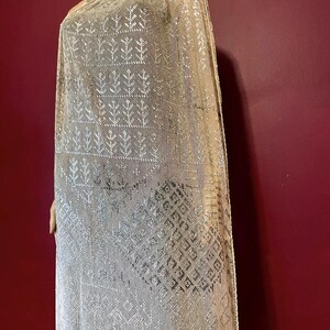 Phenomenal HEAVY Vintage Egyptian ASSUIT Wedding Shawl 1930's White BRIGHT silver Art Deco Egyptian Revival Stage ready. immagine 10