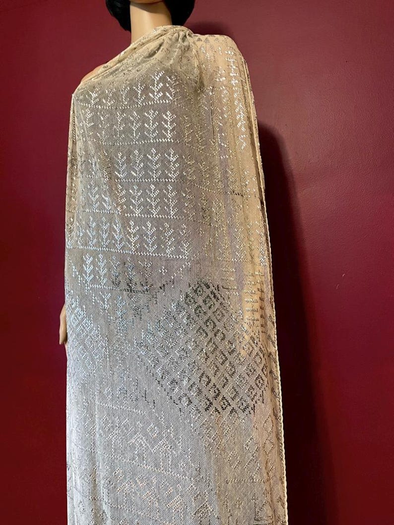 Phenomenal HEAVY Vintage Egyptian ASSUIT Wedding Shawl 1930's White BRIGHT silver Art Deco Egyptian Revival Stage ready. immagine 10