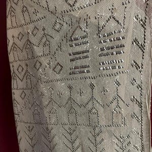Phenomenal HEAVY Vintage Egyptian ASSUIT Wedding Shawl 1930's White BRIGHT silver Art Deco Egyptian Revival Stage ready. immagine 15