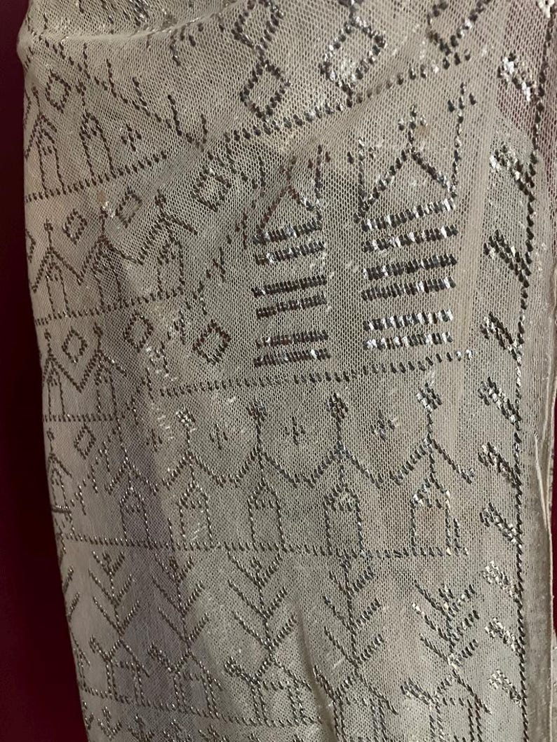 Phenomenal HEAVY Vintage Egyptian ASSUIT Wedding Shawl 1930's White BRIGHT silver Art Deco Egyptian Revival Stage ready. immagine 15