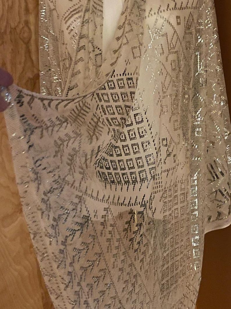 Phenomenal HEAVY Vintage Egyptian ASSUIT Wedding Shawl 1930's White BRIGHT silver Art Deco Egyptian Revival Stage ready. immagine 17