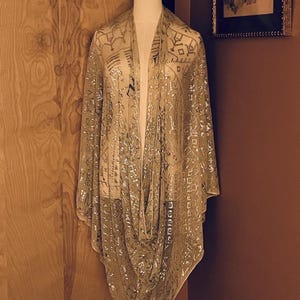 Phenomenal HEAVY Vintage Egyptian ASSUIT Wedding Shawl 1930's White BRIGHT silver Art Deco Egyptian Revival Stage ready. immagine 16