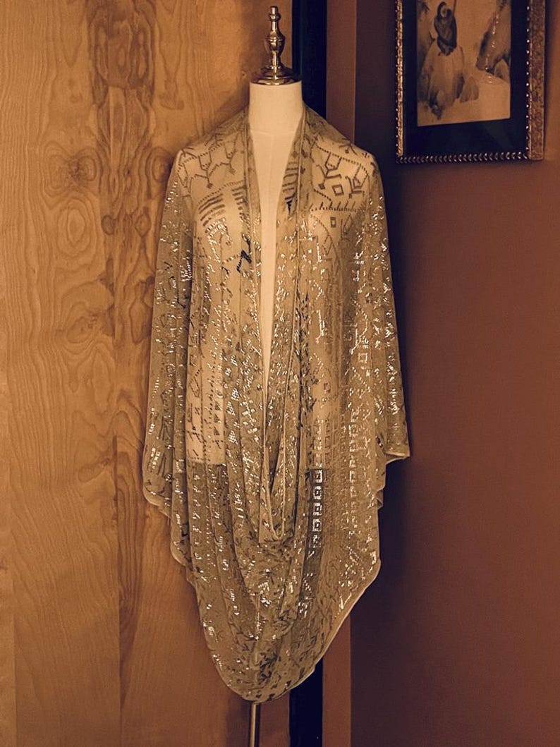 Phenomenal HEAVY Vintage Egyptian ASSUIT Wedding Shawl 1930's White BRIGHT silver Art Deco Egyptian Revival Stage ready. immagine 16