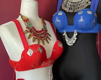 Base per reggiseno Dina in stile Assiut egiziano, da indossare o da decorare. Arancione o blu reale con motivi Assiut in argento equosolidale. Per ballerine del ventre!