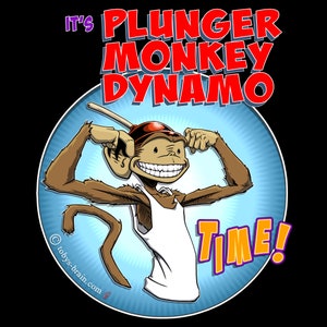 Op de afbeelding: Een cartoon-aap met een rode plunjerhoed en een wit tanktop spant zijn spieren. De tekst "It's Plunger Monkey Dynamo Time!" staat in een kleurrijk lettertype rond de aap.