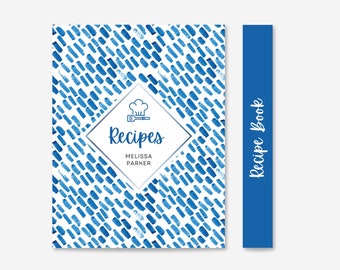Könnte beinhalten: Ein blauer und weißer Rezeptbuchumschlag mit einer weißen Raute, die den Text "Rezepte" und den Namen "Melissa Parker" enthält. Die Raute enthält auch ein Kochmützen- und ein Spatel-Symbol. Der Hintergrund ist ein blaues und weißes Aquarellmuster.