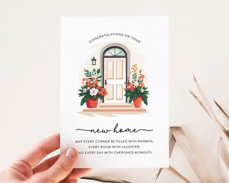 Puede incluir: Una tarjeta de felicitaci&oacute;n con una ilustraci&oacute;n dibujada a mano de una casa con una puerta de entrada y plantas en macetas. El texto dice "Felicidades por tu nueva casa. Que cada rinc&oacute;n se llene de calidez, cada habitaci&oacute;n de risas y cada d&iacute;a de momentos preciados."