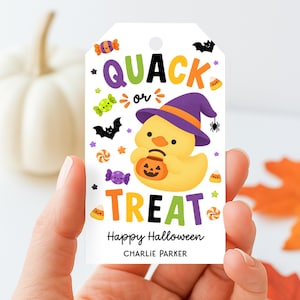 Può includere: Un'etichetta regalo rettangolare bianca con un'anatra gialla che indossa un cappello da strega viola e tiene in mano un secchiello a forma di zucca. Il testo recita QUACK or TREAT, Happy Halloween e CHARLIE PARKER, con caramelle e pipistrelli.