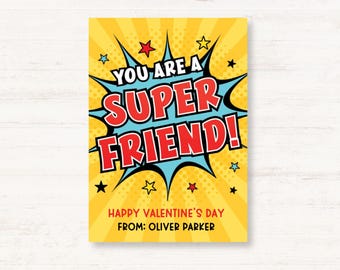 Könnte beinhalten: Eine Valentinstagskarte mit gelbem Hintergrund und Comic-Design. Der Text lautet "YOU ARE A SUPER FRIEND!" in Rot und Weiß mit blauem Umriss. Zusätzlicher Text lautet "HAPPY VALENTINE'S DAY" und "FROM: OLIVER PARKER".