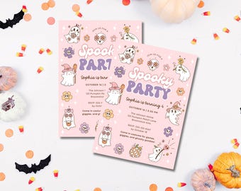 Puede incluir: Dos invitaciones rosas para una fiesta de Halloween con el texto "Spooky Party" y "Sophia is turning". Las invitaciones presentan fantasmas, flores y calaveras de dibujos animados. Decoradas con calabazas, caramelos y confeti.