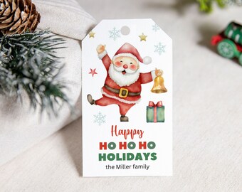 Pode incluir: Uma etiqueta de presente de Natal branca com uma ilustração em aquarela do Papai Noel em um terno vermelho, segurando um sino. A etiqueta inclui o texto "Happy HO HO HOLIDAYS" e espaço para um sobrenome. Flocos de neve e estrelas decorativas também estão presentes.