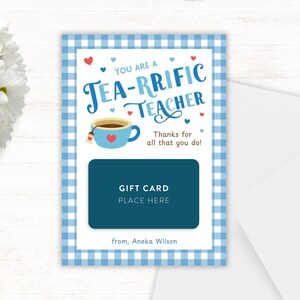Könnte beinhalten: Eine blaue und weiße Gingham-Karte mit einer Teetassen-Illustration und dem Text "You are a Tea-rrific Teacher! Thanks for all that you do!" Ein Platzhalter für eine Geschenkkarte ist mit dem Text "Gift Card Place Here" und "from, Aneka Wilson" enthalten.