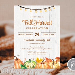 Peut inclure: Invitation à la célébration de la récolte d'automne avec un fond en bois blanc, des guirlandes lumineuses et une illustration aquarelle de citrouilles. L'événement a lieu le samedi 24 octobre de 14h à 17h au parc communautaire Hawkwood, 85 Hawkhill Rd NW, Calgary.