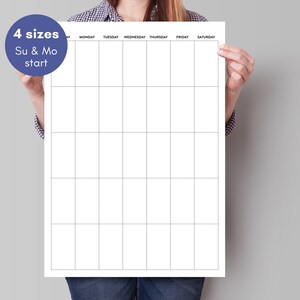 Könnte beinhalten: Ein weißer, leerer Monatskalender mit Rasterlayout, gehalten von einer Person. Der Kalender hat die Wochentage oben und ist mit "4 Größen" und "So & Mo Start" in einem blauen Kreis beschriftet.