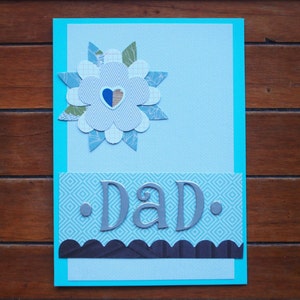 Vaderdag kaart, verjaardagskaart voor Papa in tinten van blauw en wit, turquoise, thickers, ongedwongen, bloem versiering, bekleed envelop