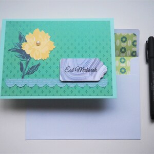 Grüne Eid Mubarak handgemachte Karte mit floralen Detail