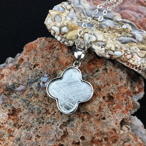 Extraterrestrial! Genuine Muonionalusta Meteorite Pendant (silver-quatrefoil 20mm)
