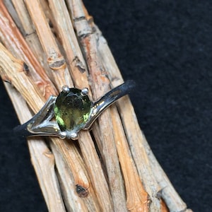 Little Dancer: Een 5x7mm Faceted Moldavite en Sterling Silver Rhodium Plated Ring (5A)