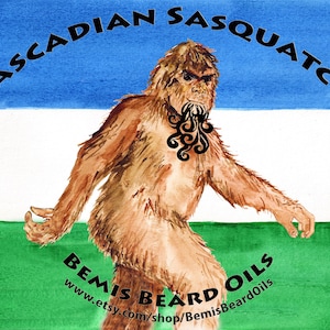 Puede incluir: Una ilustración de acuarela de un Sasquatch con barba, sobre un fondo azul, blanco y verde. El texto "Cascadian Sasquatch" está escrito en semicírculo sobre el Sasquatch. El texto "Bemis Beard Oils" está escrito debajo del Sasquatch, con la dirección del sitio web "www.etsy.com/shop/BemisBeardOils".