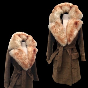 Casaco envelope verde militar em lã xadrez tweed com gola de pele de carneiro