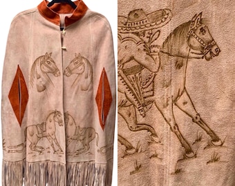 Poncho de gamuza estilo años 70 con caballos tallados y borde de flecos color menta. Talla única. Ideal para amantes de los caballos. Estilo sarape, vaquero o vaquera. Unisex, perfecto para festivales.