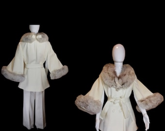 Conjunto de traje de pantalón Lilli Ann blanco estilo Mod 60 con mangas de capa, plateado, para bodas y eventos navideños.