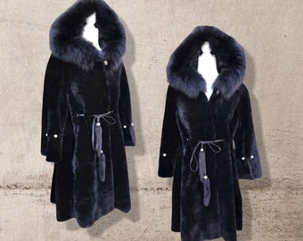 Nuovissimo e lussuoso montone nero con dettagli in perle, regalo perfetto per l'inverno e l'autunno.