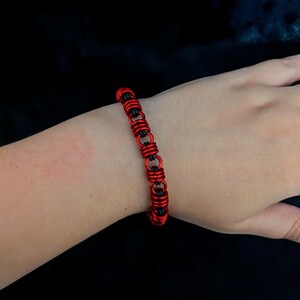 Pulse stretch-schakelarmband | Chainmaille-armband | Gothic Alt-sieraden | Handgemaakt door Mischief Maille
