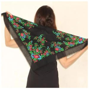 Zwarte wollen sjaal, sjaal met bloemenprint, vintage Oekraïense sjaal, Russische bloemensjaal, Babushka-sjaal