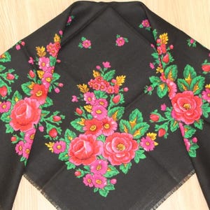 Schwarzer Wolle floral Schal, Vintage Ukrainischer quadratischer Schal, Ethnischer slawischer Schal, Babuschka