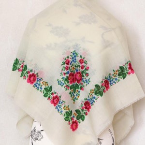 Weißer Wollschal mit Blumen, Ukrainischer Retro Schal, Vintage slawischer russischer Schal, Großes Schultertuch 90x90 cm