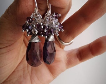 Boucles d’oreilles en argent. Boucles d’oreilles en cristal. Boucles d’oreilles violettes. Fil enveloppé dans de l’argent. Bijoux faits à la main.