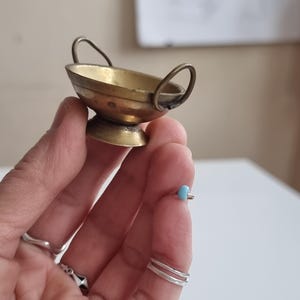 Ciotola in ottone in miniatura con manici, piccolo porta spezie rustico, piccolo porta anelli vintage, ottone saldato a mano, arredamento da cucina