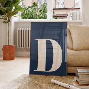 Póster con la letra D, arte de pared azul marino, decoración de habitación de adolescente, dormitorio universitario preppy, inicial D imprimible, impresiones de letras grandes, guardería azul marino