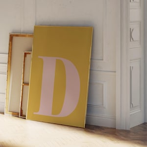 Arte mural femenino, póster con la letra D, decoración para habitación de adolescente, impresión con la inicial D, decoración para habitación preppy, decoración de apartamento bonito, arte en mostaza y rosa.