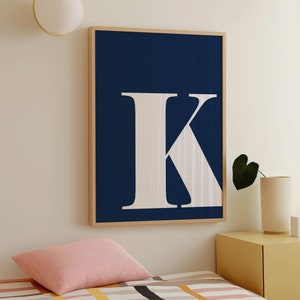 Póster con la letra K, decoración de dormitorio universitario en azul marino, impresión con el nombre inicial K, azul marino y blanco, impresión con letras para guardería, decoración de habitación preppy, impresión del alfabeto