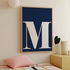 Affiche lettre M, oeuvre d'art murale bleu marine, décoration de chambre BCBG, décoration de chambre d'enfant bleu marine, initiale à imprimer, décoration de dortoir universitaire, impressions grande lettre