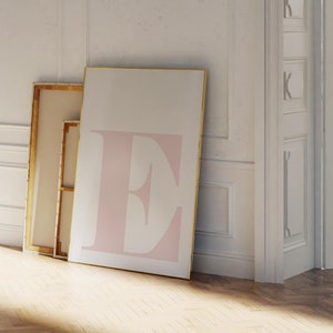 Pôster com a letra E, decoração de quarto de criança, letras para berçário, arte de parede rosa-claro, decoração fofa de apartamento, decoração de banheiro, arte de parede com a inicial E, adolescente