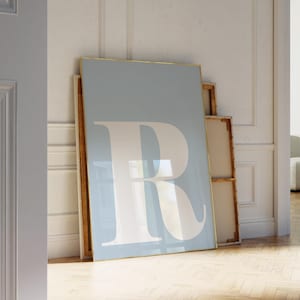 Impresión de la letra R, letras para habitación infantil, impresión de inicial de nombre, letras grandes para pared, arte de pared azul claro, póster de la letra R, decoración estética de habitación
