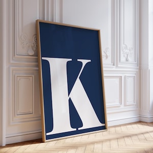 Póster de la letra K, decoración de habitación preppy, impresión del alfabeto, decoración de dormitorio universitario en azul marino, iniciales de arte mural en azul marino y blanco, impresión de letras para guardería