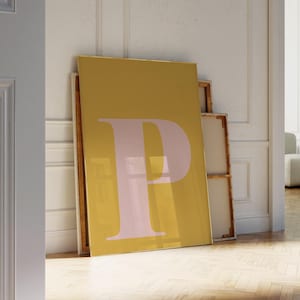 Letras de arte para impressão, pôster da letra P, casa da faculdade, placa com nome de creche, arte de parede rosa claro, arte mostarda, nome de arte de parede elegante