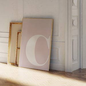 Letras del alfabeto para decoración de pared - Arte con una sola letra C - Impresión con la letra C mayúscula - Impresión inicial para habitación infantil - Arte de pared en rosa ruborizado y blanco
