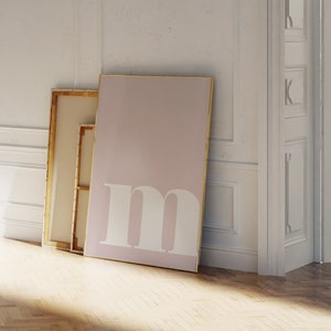 Impresión de la letra M minúscula - Póster de letras - Letras del alfabeto para pared - Arte mural rosa ruborizado - Impresión inicial M para habitación infantil - Decoración nórdica infantil